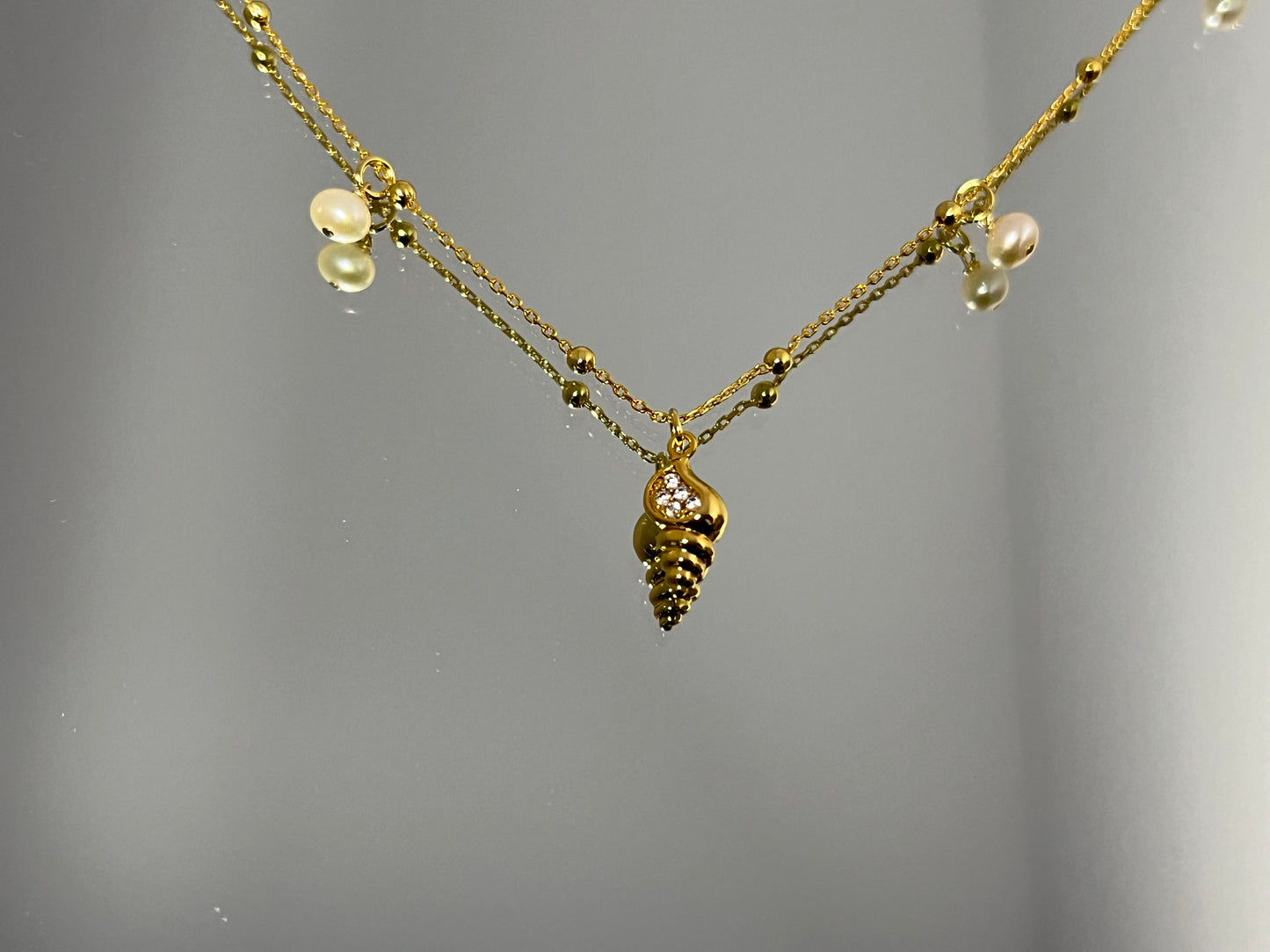 Seaside Gleam: Golden Conch Necklace