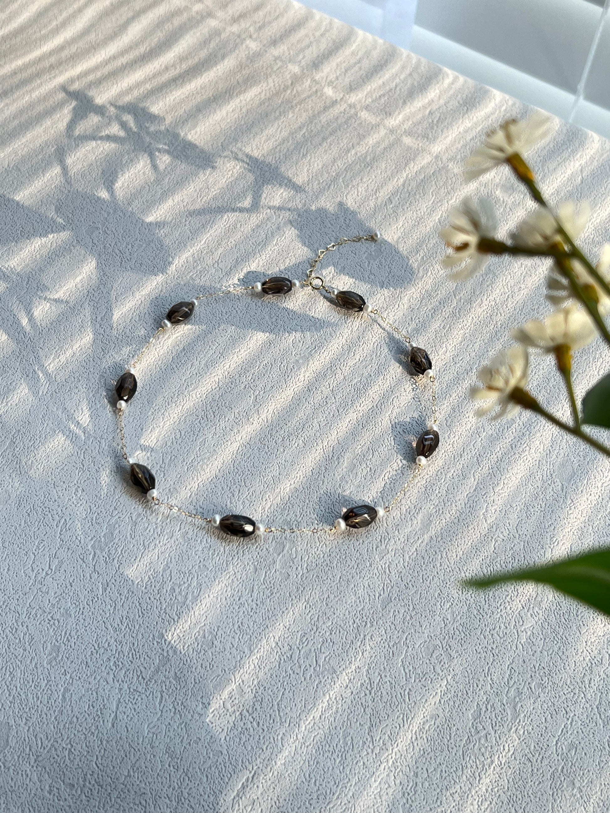 Smoky quartz & pearl choker necklace decorated with whit flowers